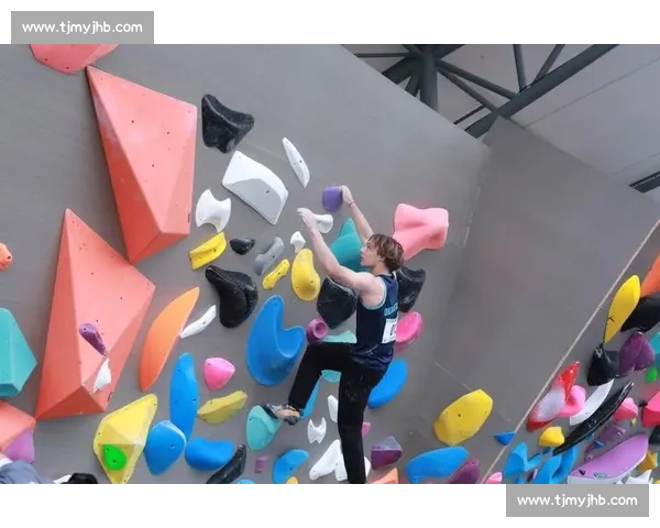 粤攀岩锦标赛深圳开赛 高手岩壁竞速